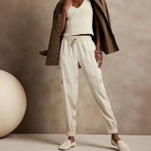 BANANA REPUBLIC Cargo Jogger in Maverick Tan (Cream Colour), Size Large